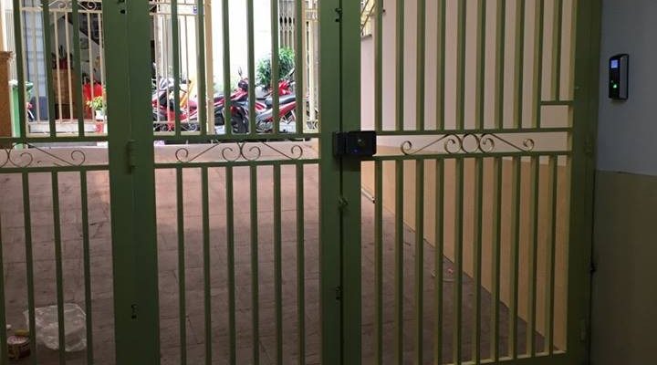 Kiểm soát cửa nhà trọ khóa cửa bằng vân tay đặt bên trong nhà